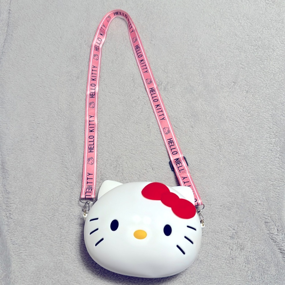 Soft, silicone Hello Kitty head shaped girls purse.